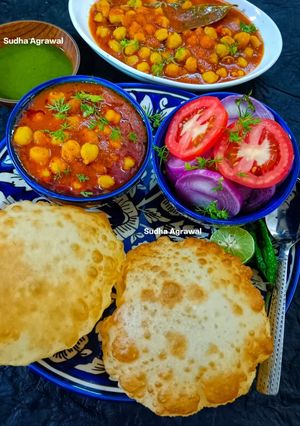 A picture of Chole Bhature.