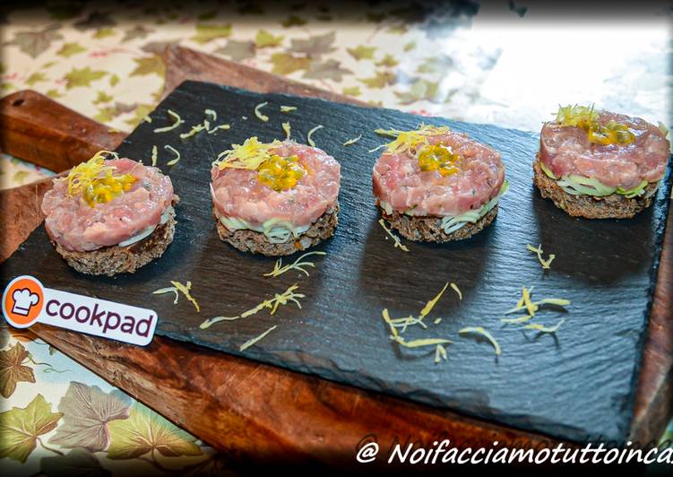 Finger Food - Torrette con tartare di tonno, porro e passion fruit su crostino di pane di segale