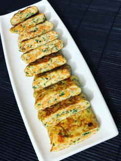 Una foto de Rollitos de tortilla de zanahoria rallada, queso y perejil