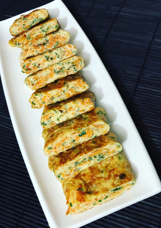 Una foto de Rollitos de tortilla de zanahoria rallada, queso y perejil