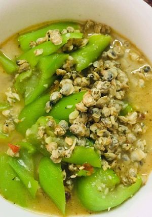 Hình của món Mướp xào hến và cá mó chiên muối ớt.