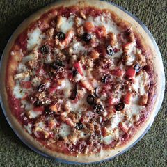 A picture of Chicken tikka pizza.