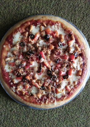 A picture of Chicken tikka pizza.