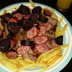 Una foto de Parrillada Sencilla y Rápida con chorizo, morcilla y papas frita