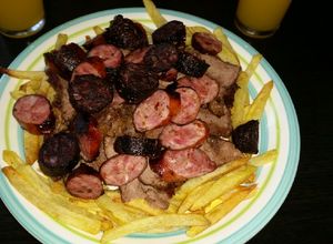 Una foto de Parrillada Sencilla y Rápida con chorizo, morcilla y papas frita