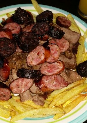 Una foto de Parrillada Sencilla y Rápida con chorizo, morcilla y papas frita