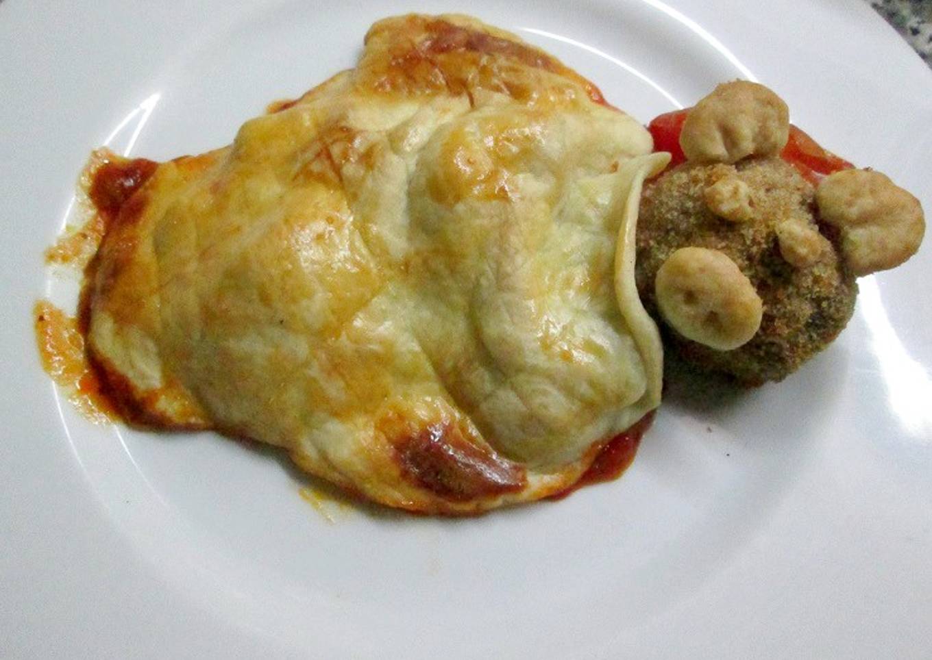 Albóndiga con verduritas y hojaldre al horno