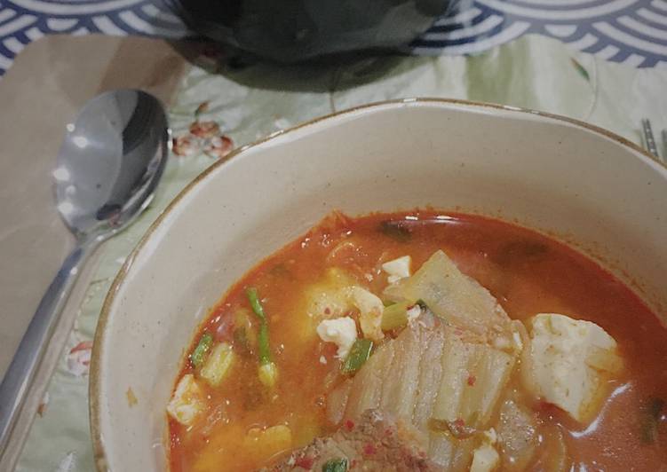 Bagaimana Menyiapkan Kimchi Jjigae yang Lezat