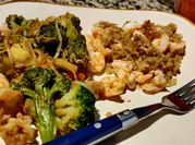 Una foto de arroz chino y camarones estilo comida china