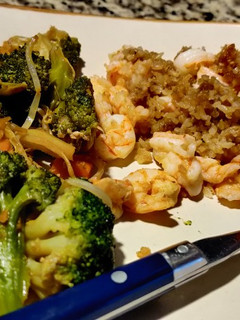 Una foto de Comida media china arroz chino con camarón