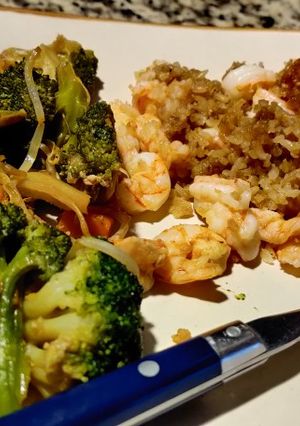 Una foto de Comida media china arroz chino con camarón