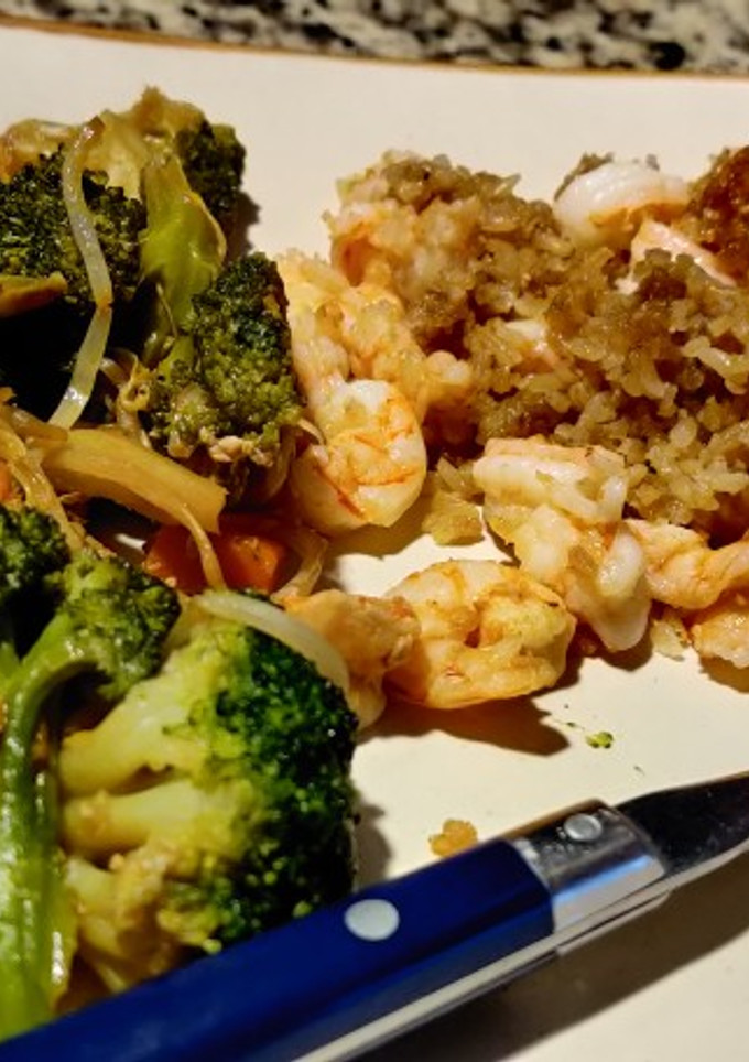 Una foto de Comida media china arroz chino con camarón