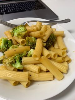 Una foto de Macarrones salteados con brócoli