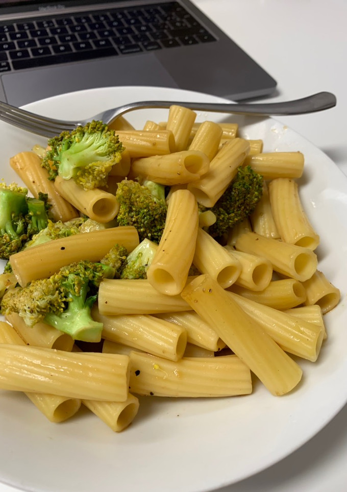 Una foto de Macarrones salteados con brócoli