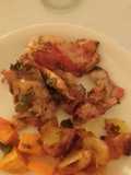 Muslos rellenos sobre colchón de cebollas de verdeo y agregado de papas y Boniato
