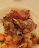 Muslos rellenos sobre colchón de cebollas de verdeo y agregado de papas y Boniato