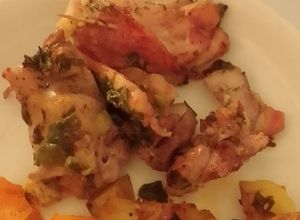 Una foto de Muslos rellenos sobre colchón de cebollas de verdeo y agregado de papas y Boniato