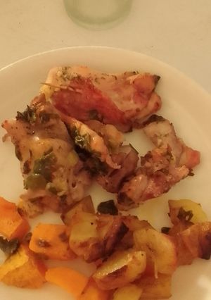 Una foto de Muslos rellenos sobre colchón de cebollas de verdeo y agregado de papas y Boniato