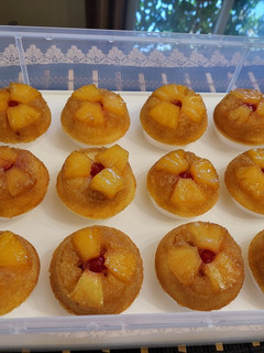 Una foto de Mini pastelitos volteados de piña