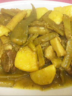 Una foto de Carne con cardos y patatas