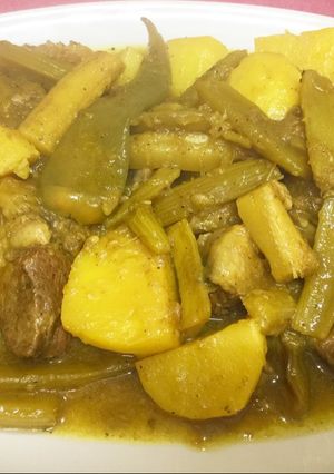 Una foto de Carne con cardos y patatas