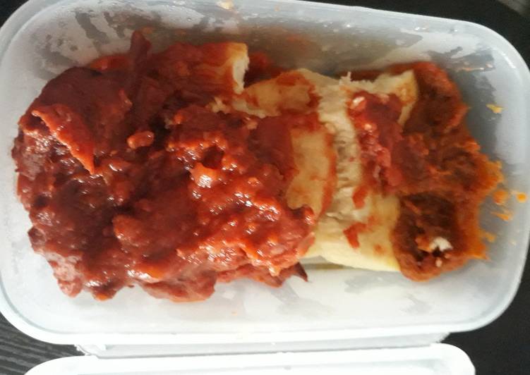 Boiled yam with tomato sauce