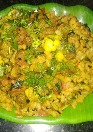 फोडणीचा  भात (  व्हेजिटेबल ब्राऊन राईस) (vegetable brown rice recipe in marathi) रेसिपी चे मुख्य फोटो 