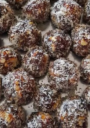 ટોપરા વાળા ખજૂર ના લાડુ (Coconut Khajoor Ladoo Recipe In Gujarati) રેસીપી મુખ્ય ફોટો