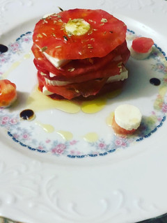 Una foto de Ensalada de tomate con queso fresco orégano y aliño con Vidalim