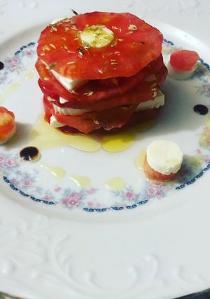Una foto de Ensalada de tomate con queso fresco orégano y aliño con Vidalim
