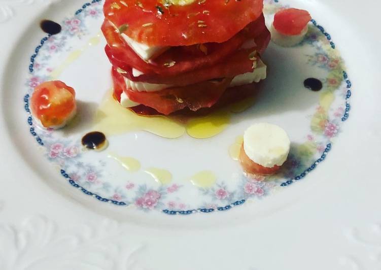 Ensalada de tomate con queso fresco orégano y aliño con Vidalim