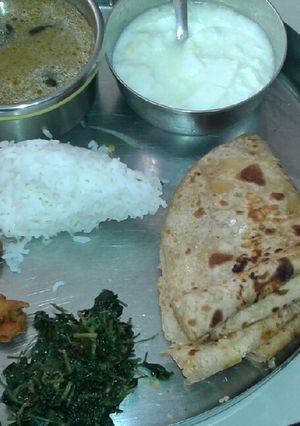 A picture of Puran Poli methi saag pakora ane amti.