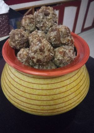 A picture of Sugar free dry fruits ladoo.