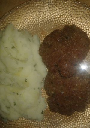 Una foto de Hamburguesas Sabor a Chorizo Con Puré