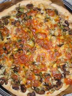 Una foto de Pizza de pollo, setas y pasta de jengibre y ajo