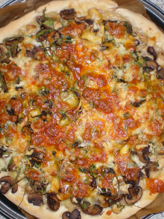 Una foto de Pizza de pollo, setas y pasta de jengibre y ajo