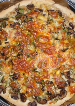 Foto principal de Pizza de pollo, setas y pasta de jengibre y ajo