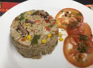 Una foto de Arroz con tocino ahumado y pechuga de pollo
