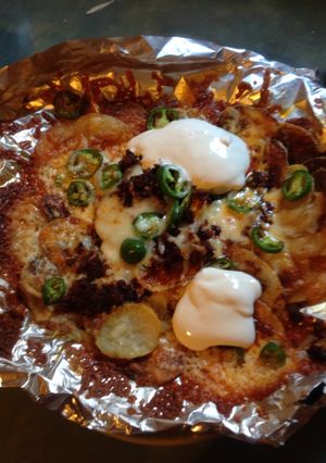Una foto de Nachos hechos con papa, chorizo y tocino