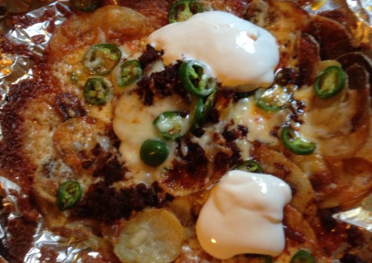 Nachos hechos con papa, chorizo y tocino