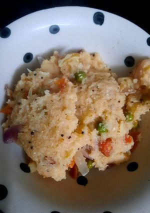 વેજીટેબલ ઉપમા (Vegetable Upma Recipe In Gujarati) રેસીપી મુખ્ય ફોટો