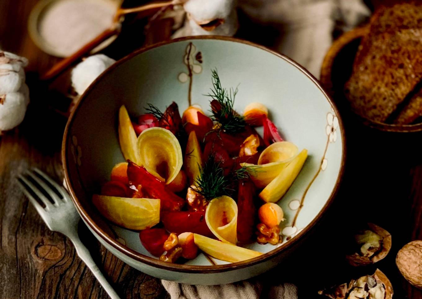 Goldener Rübensalat mit Fruchtsaft, Apfel und Walnuss