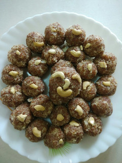 अळीवाचे लाडू (aliwache ladoo recipe in marathi) रेसिपी चे मुख्य फोटो
