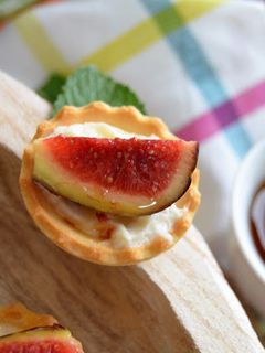 Una foto de Aperitivo de tartaleta de queso e higos o brevas
