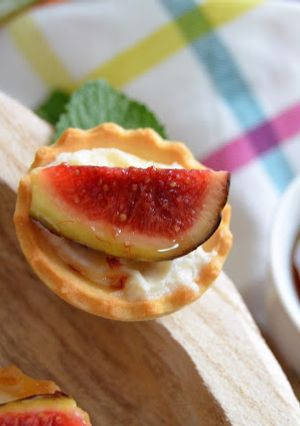 Foto principal de Aperitivo de tartaleta de queso e higos o brevas