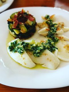 Una foto de Sepia con pesto Vidalim Omega 3 y calabacín salteado