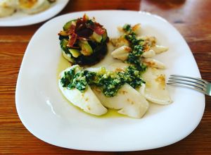 Una foto de Sepia con pesto Vidalim Omega 3 y calabacín salteado