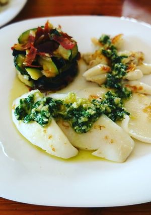 Una foto de Sepia con pesto Vidalim Omega 3 y calabacín salteado