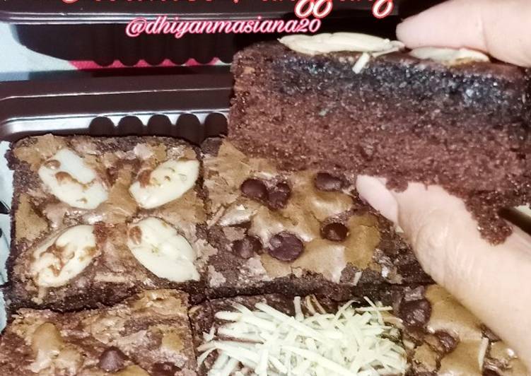 Cara Menghidangkan 14. Brownies Panggang Erlina Lim Anti Gagal!