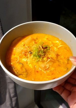 A picture of Mussel Soup with Soaked Crackers (Seblak Kerang).